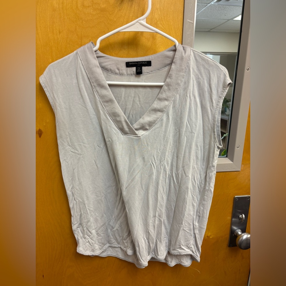 Banana Republic Light Gray V-Neck Sleeveless Tank